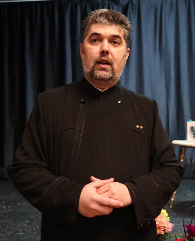 Poeta Cristina Bărăscu a lansat volumul „Limpeziri şi contradicţii”