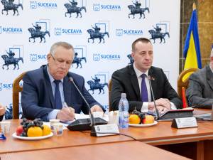 Primarul Ion Lungu și viceprimarul Lucian Harșovschi, inițiatorii proiectului de hotărâre prin care gratuitatea la cele 28 de stații cu încărcare standard se prelungește până la 01.01. 2025