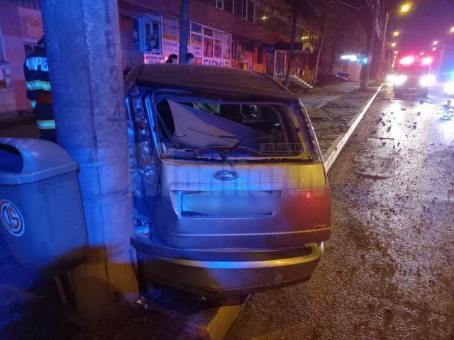 O mașină a intrat într-un stâlp în Suceava și o tânără a ajuns la spital