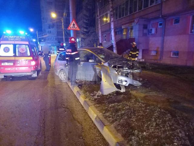 O mașină a intrat într-un stâlp în Suceava și o tânără a ajuns la spital