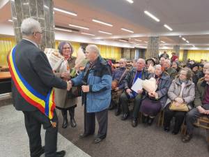 31 de ”Cupluri de aur” au fost sărbătorite la Primăria Suceava și premiate cu câte 1000 de lei, la finele lunii martie 2023