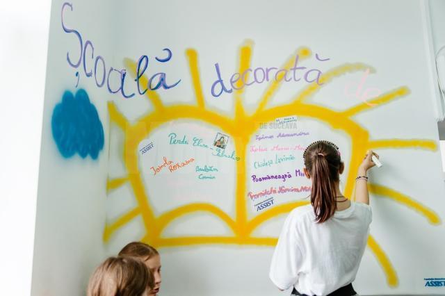 Pereții interiori ai Școlii Gimnaziale Baineț, pictați cu ajutorul Fundației Umanitare ASSIST