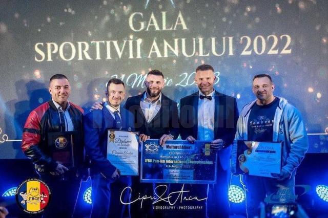 Antrenorul Cristi Tcaciuc si sportivii de la Euro Power Gym sunt premiati de presedintele federatiei