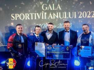 Antrenorul Cristi Tcaciuc și sportivii de la Euro Power Gym sunt premiați de președintele federației