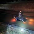 A zburat cu mașina într-un canal cu apă