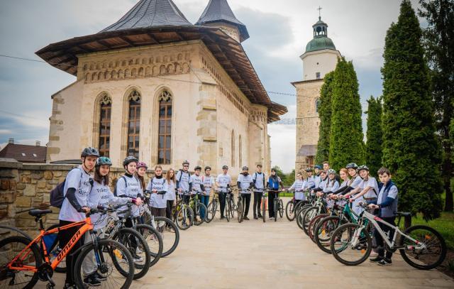 Tinerii ATOS pe biciclete, cu tricouri personalizate, la Marșul pentru viață, ediția IV-a