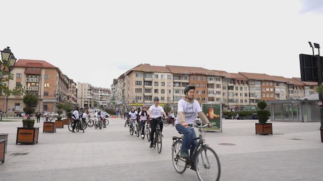 Tinerii ATOS pe biciclete, cu tricouri personalizate, la Marșul pentru viață, ediția IV-a