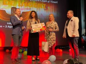Marele premiu al festivalului „Voci de Îngeri”, înmânat de viceprimarul Sucevei Lucian Harșovschi concurentei Delia Racu
