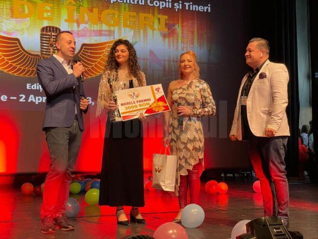 Marele premiu al festivalului „Voci de Îngeri”, înmânat de viceprimarul Sucevei Lucian Harșovschi concurentei Delia Racu