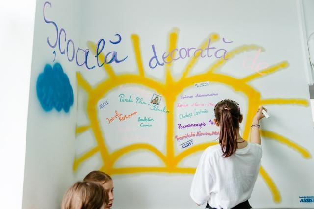 Pereții interiori ai Școlii Gimnaziale Baineț, pictați cu ajutorul Fundației Umanitare ASSIST