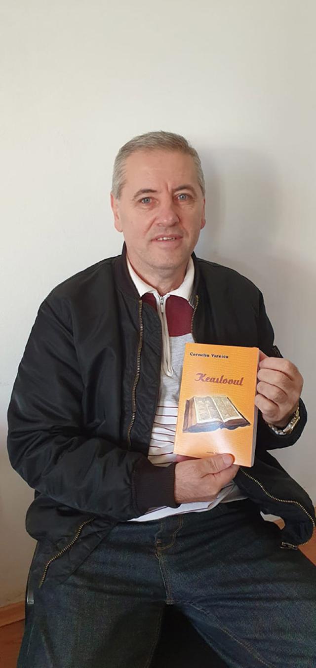 Aproape 400 de poezii în volumul „Keaslovul”, publicat recent de Corneliu Vornicu, taximetristul-poet din Adâncata