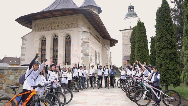 Tinerii ATOS pe biciclete, cu tricouri personalizate, la Marșul pentru viață, ediția a IV-a