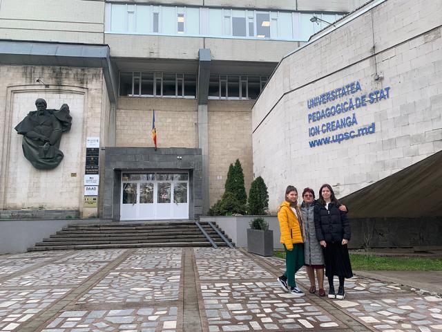 Cele două eleve, alături de prof. Valerica Ignătescu