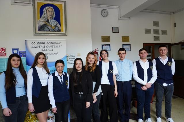 Olimpici ai Colegiului Economic „Dimitrie Cantemir” Suceava şi profesorii lor