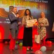 Marele premiu al festivalului „Voci de Îngeri”, înmânat de viceprimarul Sucevei, Lucian Harșovschi, concurentei Delia Racu