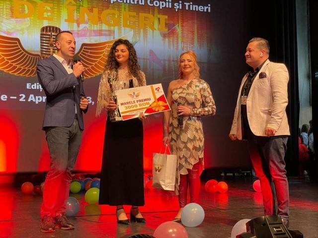 Marele premiu al festivalului „Voci de Îngeri”, înmânat de viceprimarul Sucevei, Lucian Harșovschi, concurentei Delia Racu