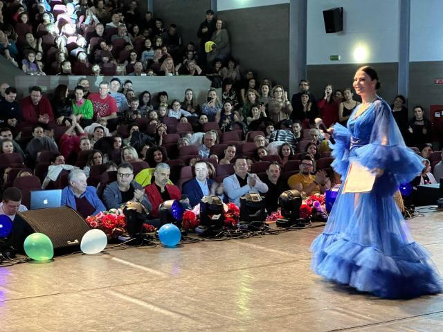 Marele premiu al festivalului „Voci de Îngeri”, înmânat de viceprimarul Sucevei