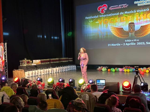 Marele premiu al festivalului „Voci de Îngeri”, înmânat de viceprimarul Sucevei
