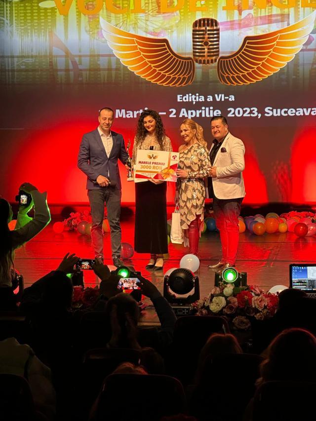 Marele premiu al festivalului „Voci de Îngeri”, înmânat de viceprimarul Sucevei