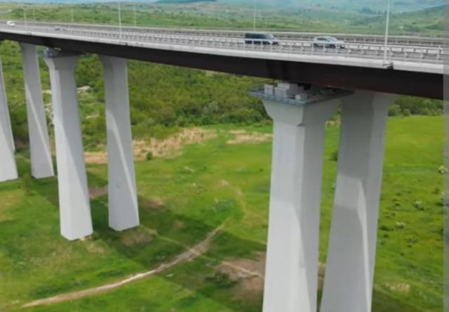 Viaduct peste calea ferată, în lungime de 1.015 m și cu 41 de deschideri, necesar a fi construit pe tronsul III al rutei alternative