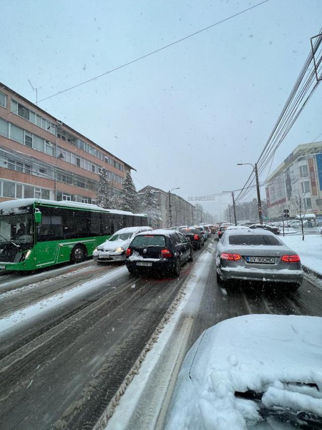 Traficul rutier din municipiul Suceava, blocat din cauza ninsorii abundente și a numărului mare de mașini