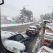 Utilaj de deszapezire blocat in trafic, din cauza aglomeratiei de pe strazile din Suceava