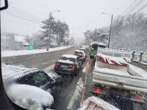 Utilaj de deszapezire blocat in trafic, din cauza aglomeratiei de pe strazile din Suceava