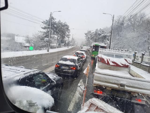 Utilaj de deszapezire blocat in trafic, din cauza aglomeratiei de pe strazile din Suceava