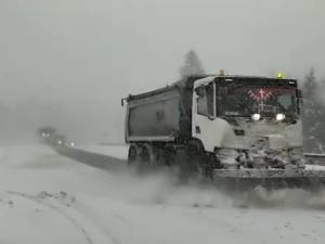 Trafic îngreunat pe mai multe drumuri naționale în urma ninsorilor abundente