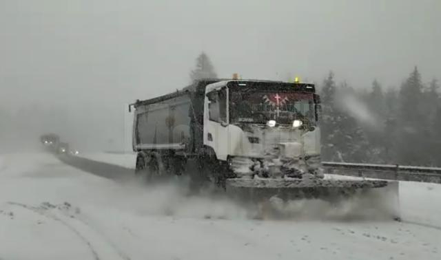 Trafic îngreunat pe mai multe drumuri naționale în urma ninsorilor abundente