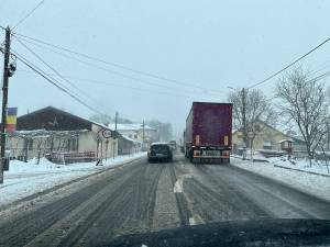 Traficul a fost blocat pe un sens de mers în zona Ilișești după ce două autotrenuri neechipate pemntru trafic în condiții de iarnă nu au mai putut înainta