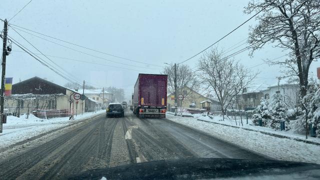 Traficul a fost blocat pe un sens de mers în zona Ilișești după ce două autotrenuri neechipate pemntru trafic în condiții de iarnă nu au mai putut înainta