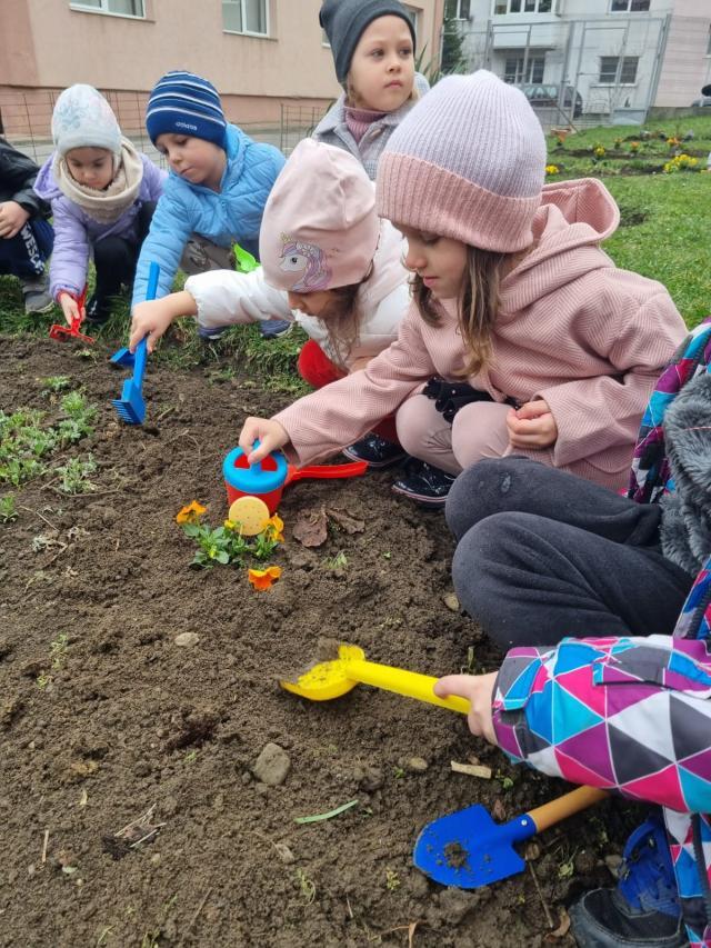 Sute de preșcolari antrenați în activități educative, în cadrul proiectului ,,Joc, respect și bucurie”