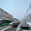 Traficul rutier din municipiul Suceava, blocat din cauza ninsorii abundente și a numărului mare de mașini