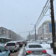 Traficul rutier din municipiul Suceava, blocat din cauza ninsorii abundente și a numărului mare de mașini