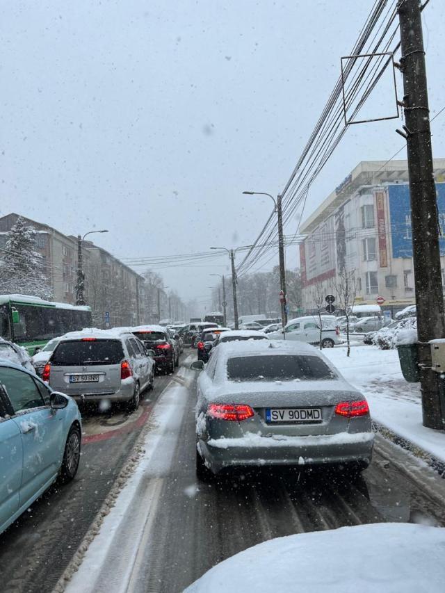 Traficul rutier din municipiul Suceava, blocat din cauza ninsorii abundente și a numărului mare de mașini