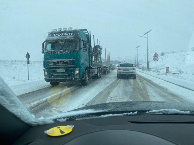 Traficul rutier din municipiul Suceava, blocat din cauza ninsorii abundente și a numărului mare de mașini