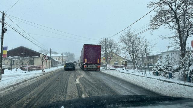 Traficul a fost blocat pe un sens de mers în zona Ilișești, după ce două autotrenuri neechipate pentru trafic în condiții de iarnă nu au mai putut înainta
