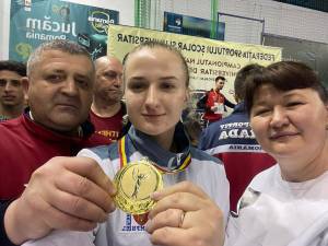 Iulia Rusu, medaliată cu aur, împreună cu părinții