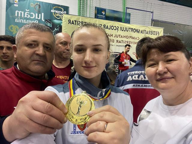Iulia Rusu, medaliată cu aur, împreună cu părinții