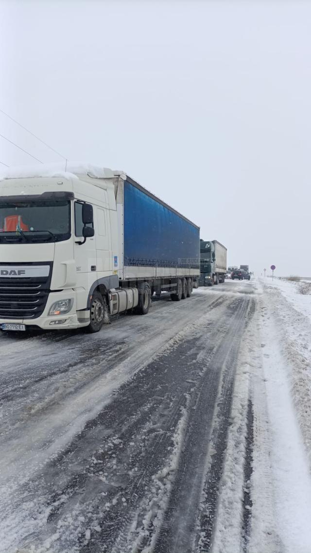 Câteva zeci de drumuri județene și naționale din Suceava sunt închise traficului rutier sau au restricții de circulație