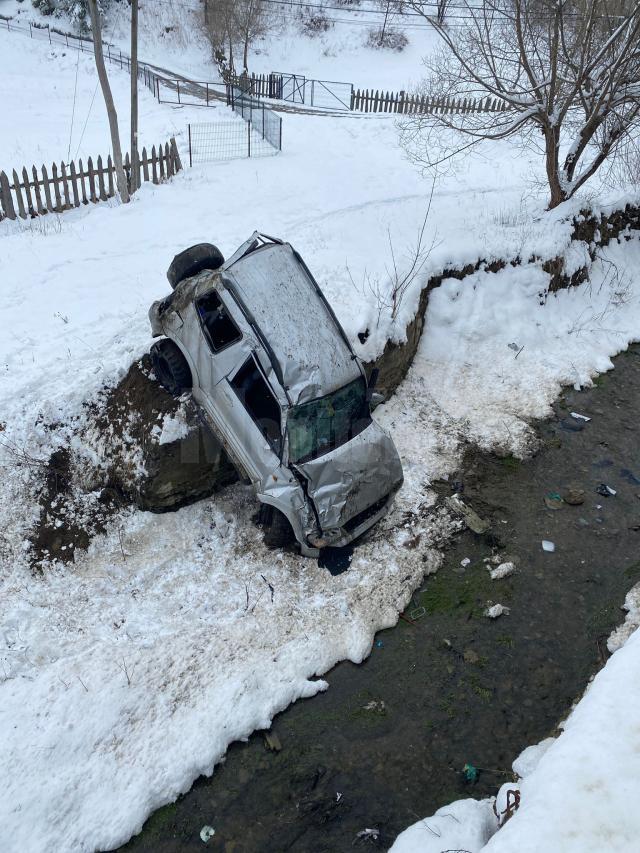 O mașină a ajuns în albia unui pârâu după ce a derapat pe șoseaua umedă