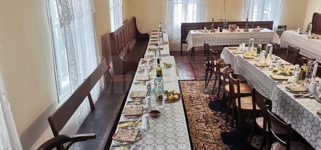 Masa de Seder este pregatita pentru oaspeti