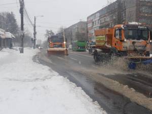 Intervenții la deszăpeziri pe străzile Sucevei, cu toate echipele și utilajele, pe cod roșu și cod portocaliu de ninsori și viscol, în luna aprilie