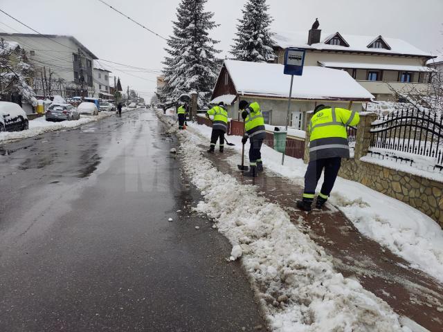 Intervenții la deszăpeziri pe străzile Sucevei, cu toate echipele și utilajele, pe cod roșu și cod portocaliu de ninsori și viscol, în luna aprilie