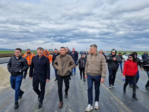 Deputatul Gheorghe Șoldan alături de Marcel Ciolacu și Sorin Grindeanu la turnarea primilor kilometri de asfalt pe Autostrada A7