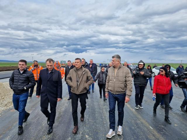 Deputatul Gheorghe Șoldan alături de Marcel Ciolacu și Sorin Grindeanu la turnarea primilor kilometri de asfalt pe Autostrada A7