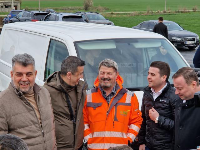 Deputatul Gheorghe Șoldan alături de Marcel Ciolacu și Sorin Grindeanu la turnarea primilor kilometri de asfalt pe Autostrada A7