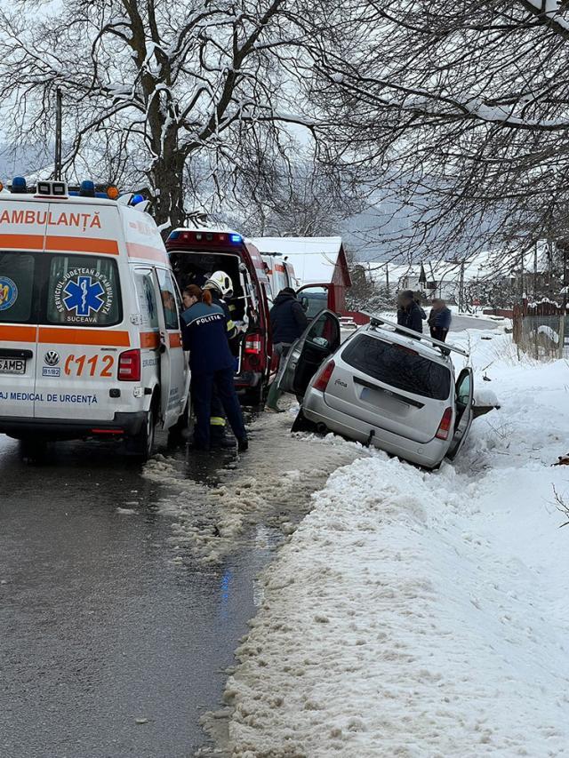 Patru răniți după ce un autoturism a intrat violent într-un podeț