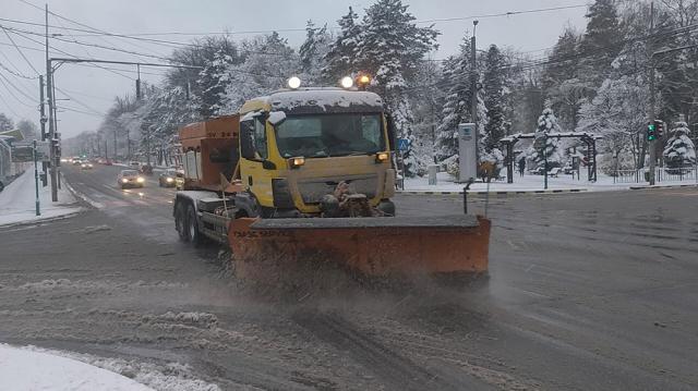 Intervenții la deszăpeziri pe străzile Sucevei, cu toate echipele și utilajele, pe cod roșu și cod portocaliu de ninsori și viscol, în luna aprilie